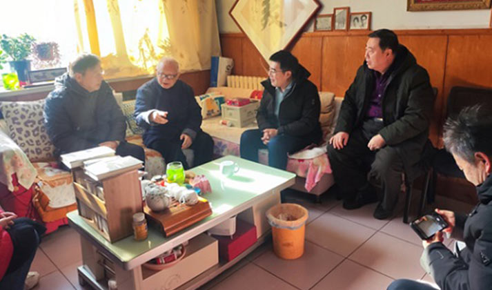 青岛市老科协常务副会长吕祖利慰问老科技工作者