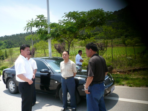 4、 程友新会长在崂山王哥庄西台社区考察扁桃种苗基地